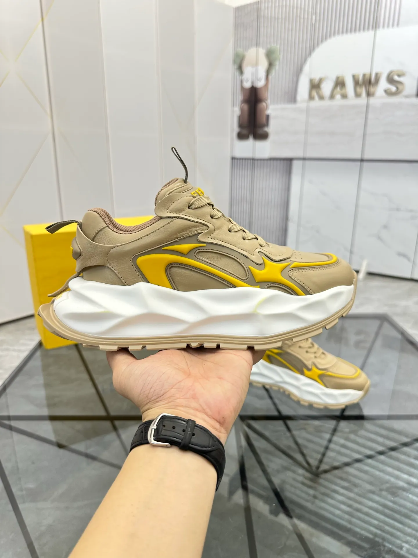 Men's shoes: 💰P580¥ Product trademark: Fendi* "Fendi*" low-top sports shoes Regular size: 39-44 (can be customized to 38.45.46) Product material: imported cowhide upper, breathable lining, original outsole. No.: 0008